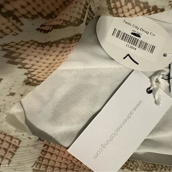 🐧3/$15 or 5/$20 - Adrienne V Neck Blouse Ivory Pink Snake Skin Print - Picture 6 of 6